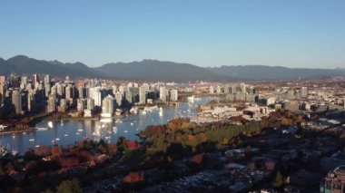 Vancouver şehir merkezinin ve False Creek 'in sonbahar günü yatlı görüntüsü.