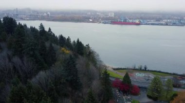 Vancouver 'daki kargo gemisiyle derenin hava görüntüsü.