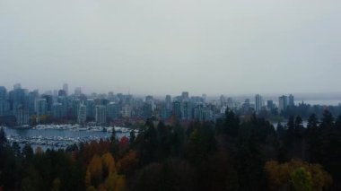 Arkamızda Vancouver ve yatlarla sonbahar ağaçlarının üzerinden uçacağız.