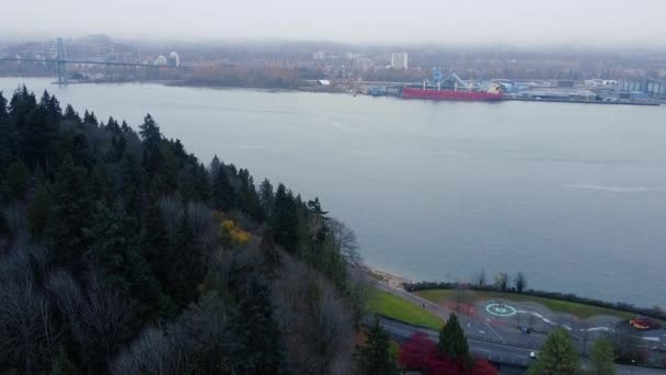 화물선과 밴쿠버의 개울을 공중에서 내려다본 — 비디오