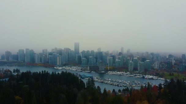 Luftaufnahme Der Innenstadt Von Vancouver Und Farbenfrohe Herbstbäume — Stockvideo