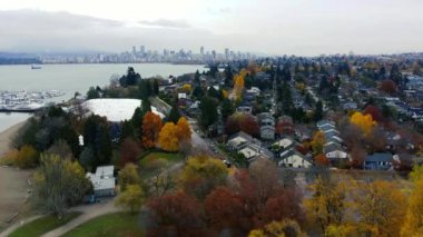 Şehir merkezindeki Vancouver evlerinin yukarıdan aşağı manzarası