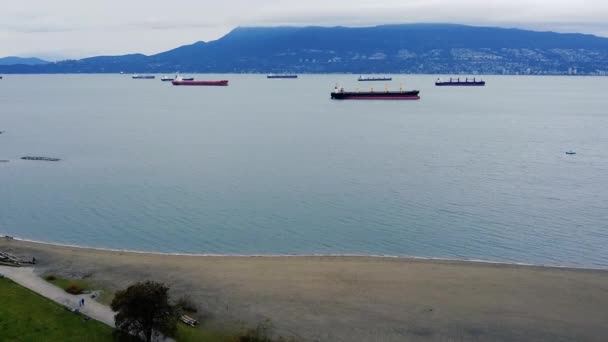 Letecký Pohled Nákladní Lodě Čekající Poblíž Přístavu Vancouver — Stock video