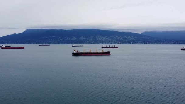 Letecký Pohled Nákladní Lodě Čekající Poblíž Přístavu Vancouver Severního Vancouveru — Stock video