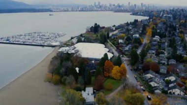 Vancouver 'daki tenis kortlarının üzerinden uç. Yat limanı yakınlarda ve şehir merkezinde.
