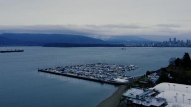Bulutlu bir akşamda şehir merkezinde False Creek ve Vancouver 'ın hava manzarası