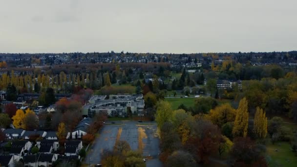 Fly Πάνω Από Γειτονιά Βανκούβερ Ένα Φθινόπωρο Θολό Βράδυ — Αρχείο Βίντεο