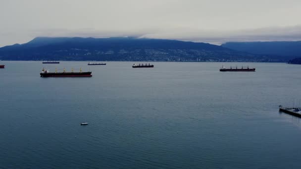 Letecký Pohled Nákladní Lodě Čekající Nedaleko Přístavu Vancouver Oblačných Hor — Stock video