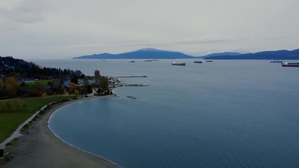 温哥华海滩和在港口附近等候的货船的航景 — 图库视频影像