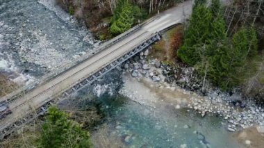 Kanada 'nın kırsal kesimindeki köprünün aşağı tarafı kristal berrak su akıntısı üzerinde.