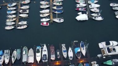 Vancouver 'da güzel bir akşamda marinadaki küçük teknelerin tepeden aşağı manzarası.