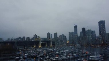 Vancouver 'daki marina ve şehir merkezindeki köprü manzarası.