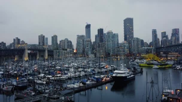 Vista Aérea Del Puerto Deportivo Vancouver Con Yates Centro Ciudad — Vídeo de stock