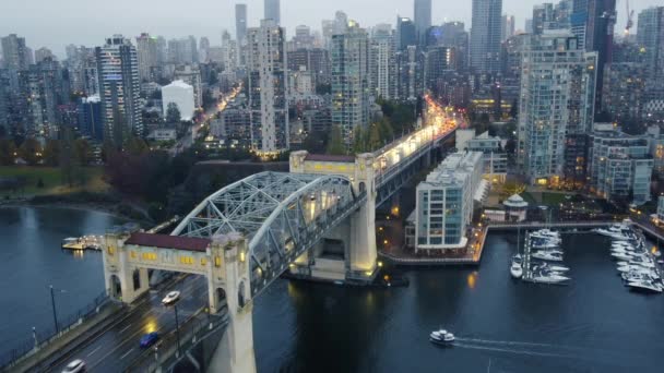 Flygfoto Över Burrard Bron Och Vancouver Centrum Regnig Dag — Stockvideo