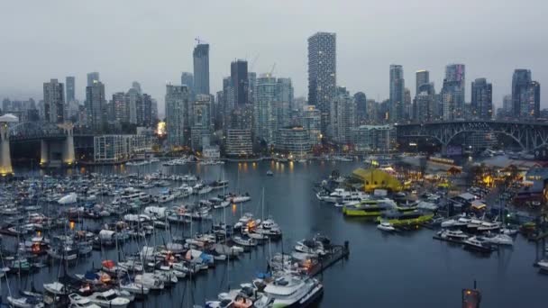 Drone Disparo Del Centro Vancouver Día Nublado Con Yates Frente — Vídeo de stock