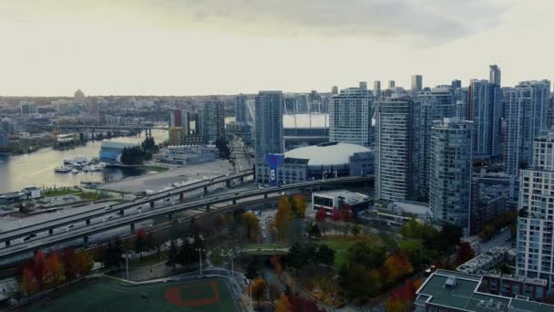 Flygfoto Över Vancouver Centrum Och Motorvägen Regnig Dag — Stockvideo