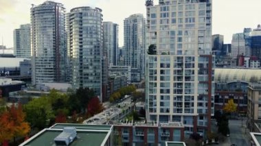 Bulutlu bir sonbahar gününde Vancouver 'daki gökdelenlerin hava manzarası