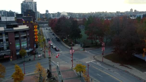 Vista Aérea Cruce Chinatown Vancouver Con Banderas Canadienses — Vídeo de stock