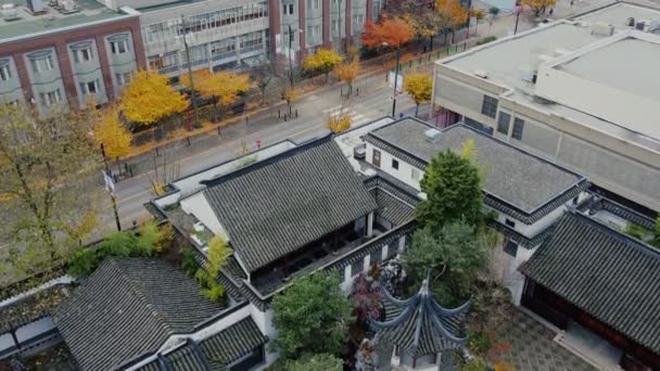 从上往下看唐人街的秋天 一辆孤独的自行车经过 — 图库视频影像