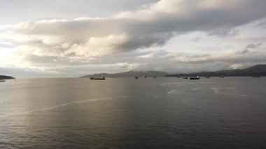 Güneşli bir akşamda Vancouver limanı yakınlarında bekleyen kargo gemilerinin hava görüntüsü.