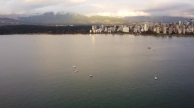Vancouver şehir merkezinin hava manzarası, güneşli bir akşamda küçük yatlar.