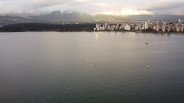 Şehir merkezinde Vancouver yakınlarında demirlemiş yatların yukarıdan aşağı manzarası