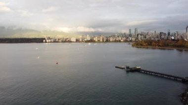 Güneşli bir gecede arka planda Frase Deresi 'nin üzerinden uç.