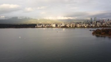 Vancouver 'daki derenin güneşli bir akşamda şehir merkezindeki havadan görüntüsü.