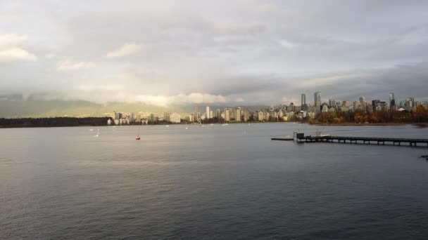 Vancouver Şehir Merkezindeki Sonbahar Manzarası Denizde Küçük Kırmızı Bir Yat — Stok video