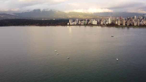 Vancouver Şehir Merkezinin Hava Manzarası Güneşli Bir Akşamda Küçük Yatlar — Stok video