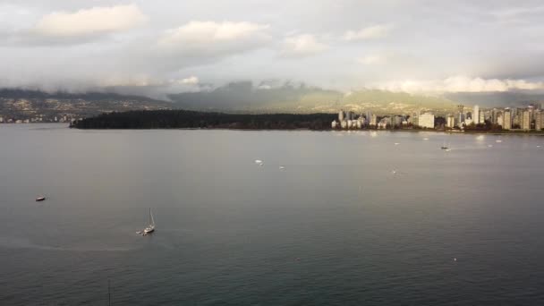 Letecký Pohled Malé Jachty Kotvení Blízkosti Centra Vancouveru — Stock video