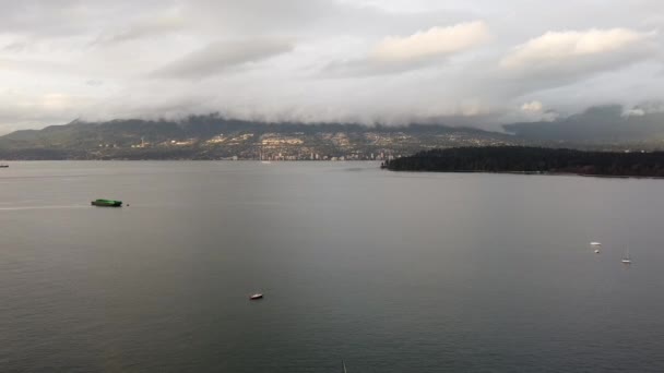 Letecký Pohled Malou Jachtu Velkou Nákladní Loď Poblíž Vancouver Stanley — Stock video