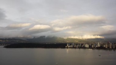 Muhteşem güneşli bir akşamda Stanley Park ve Vancouver 'a doğru uç.