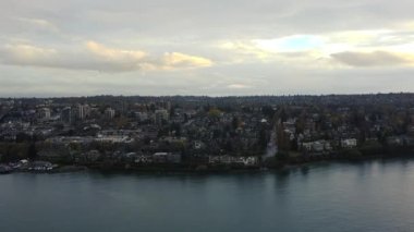 Koşu pisti ve küçük evleri olan Vancouver mahallesinin havadan görüntüsü