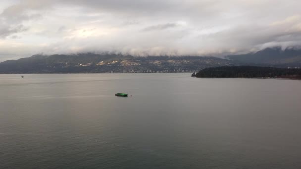 구름낀 저녁에 밴쿠버의 외로운 화물선이 위에서 내려다 보이는 — 비디오