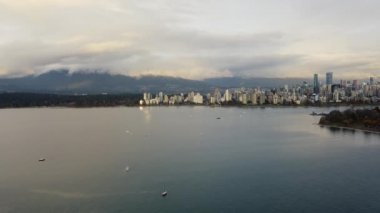 Güneşli bir öğleden sonra Vanvouver yakınlarındaki yatların yukarıdan görünüşü