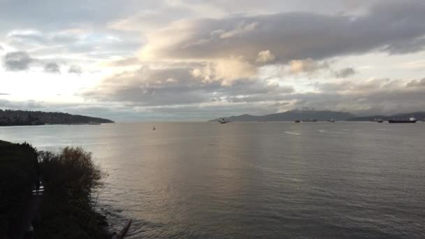 Widok Lotu Ptaka Zatokę Statkami Towarowymi Vancouver Podczas Pięknego Zachodu — Wideo stockowe