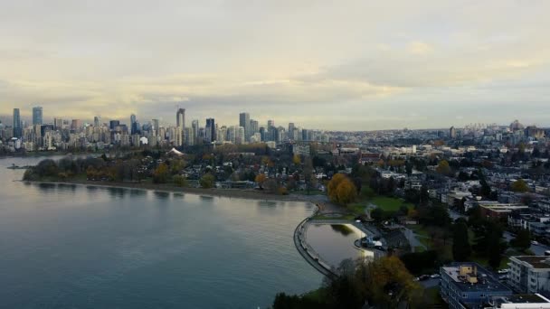 温哥华市中心的空中景观和公园的游泳池 — 图库视频影像