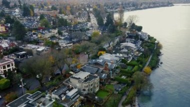 Sonbaharda Vancouver sahilindeki evlerin üzerinden uç.