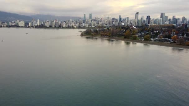 Volar Sobre Bahía Vancouver Una Noche Otoño Con Centro Ciudad — Vídeo de stock