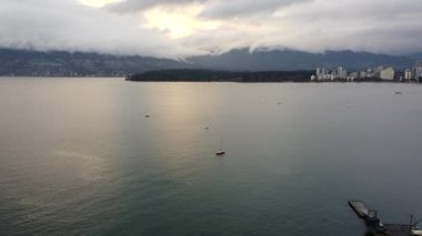 Şehir merkezindeki Vancouver 'ları ve küçük yatları görmek için körfezin üzerinden uç.