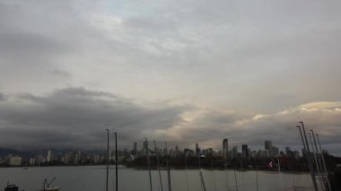 Vancouver şehir merkezinde ve sonbahar bulutlu bir akşamda yatlar önde.