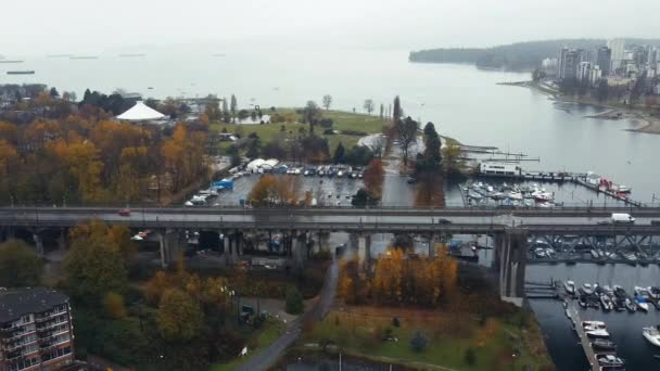 Flyg Över Bron Vancouver Med Utsikt Över Viken Med Lastfartyg — Stockvideo