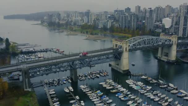 Vlieg Burrard Brug Vancouver Met Strand Jachten Tijdens Een Herfstdag — Stockvideo