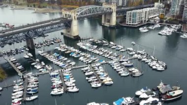 Köprü yakınlarındaki Vancouver 'da teknelerin ve yelkenli gemilerinin hava görüntüsü.