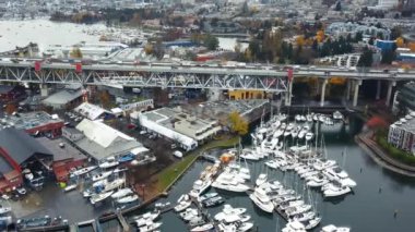 Vancouver 'da bir sonbahar günü trafik ve marinayla köprüden uçmak