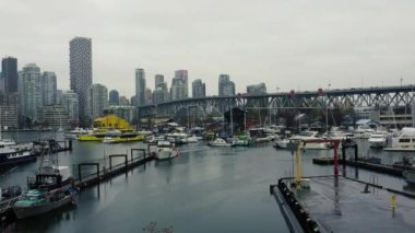Balıkçı cüceleri, Granville Köprüsü ve Vancouver şehir merkezine bakın.