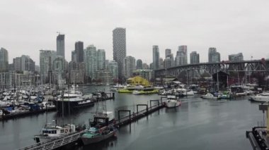 Önünde balıkçı teknesi olan Vancouver şehir merkezindeki hava manzarası.