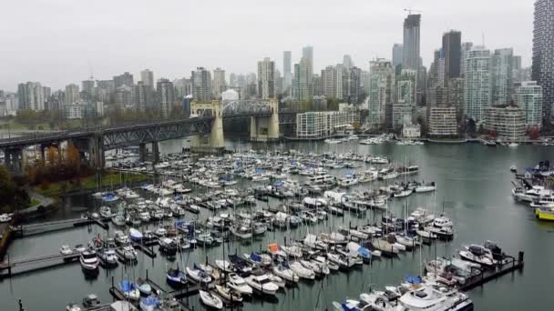 Лети Над Мариною Маленькими Яхтами Ванкувером Задньому Плані — стокове відео