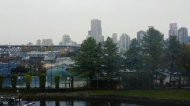 Yağmurlu bir günde Vancouver ve Granville Köprüsü 'nün hava manzarası